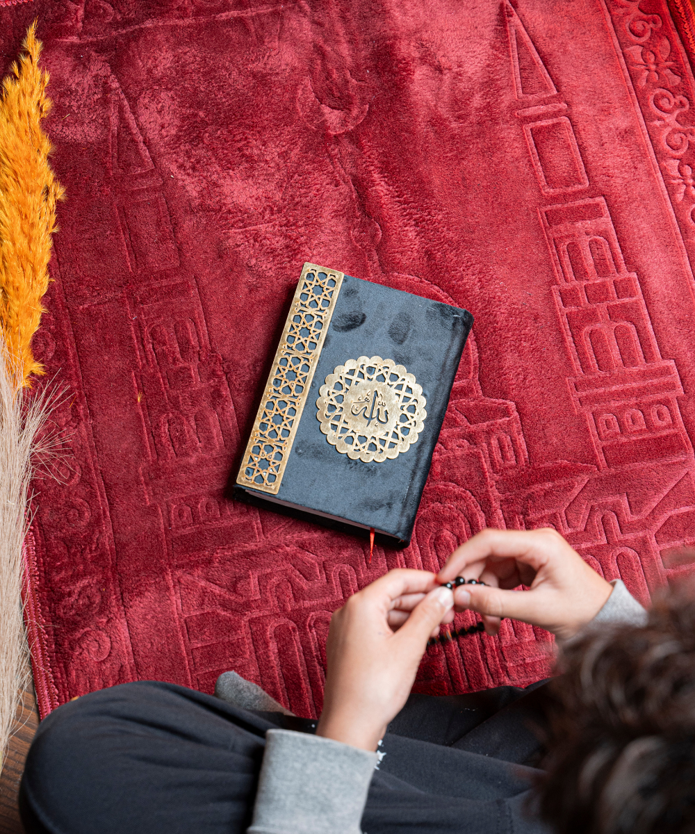 مصحف الأرابيسك اسود